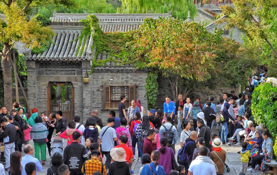 زيارة البلدة في ضاحية بكين خلال عطلة عيد منتصف الخريف