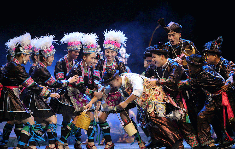 عرض مسرحية موسيقية لقومية دونغ في مدينة قوييانغ بمقاطعة قويتشو