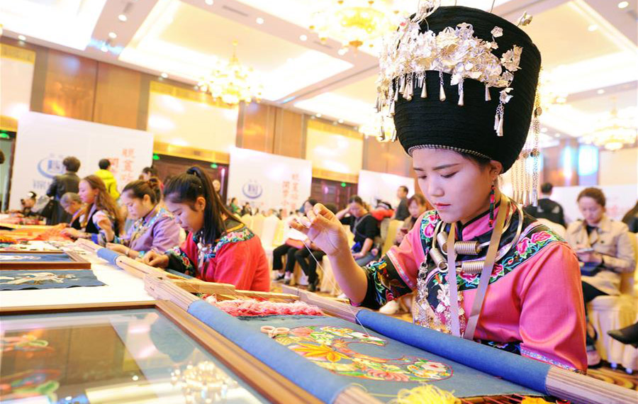 مسابقة التطريز اليدوي تعقد في مقاطعة قويتشو بجنوب غربي الصين