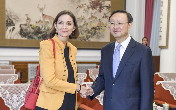 مسؤول صيني بارز يلتقي وزير الصناعة والتجارة والسياحة الأسباني