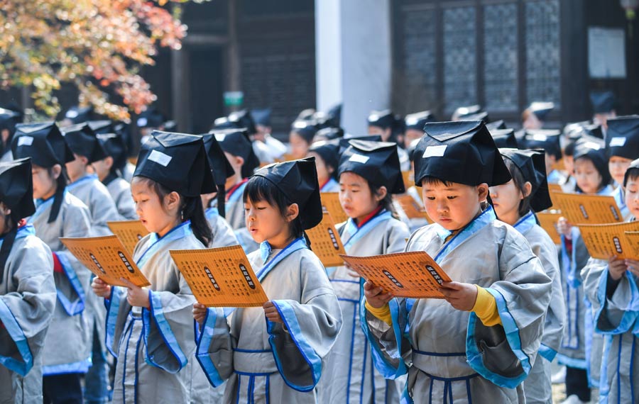 التلاميذ يتعلمون الثقافة الصينية التقليدية في مدرسة بشرقي الصين