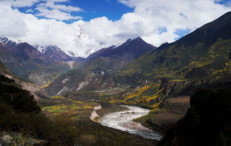 مناظر خلابة لنهر يالوتسانغبو في منطقة التبت الذاتية الحكم بجنوب غربي الصين