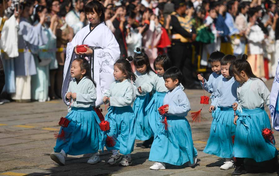 عرض الأزياء التقليدية الصينية تقام في قرية قديمة بشرقي الصين