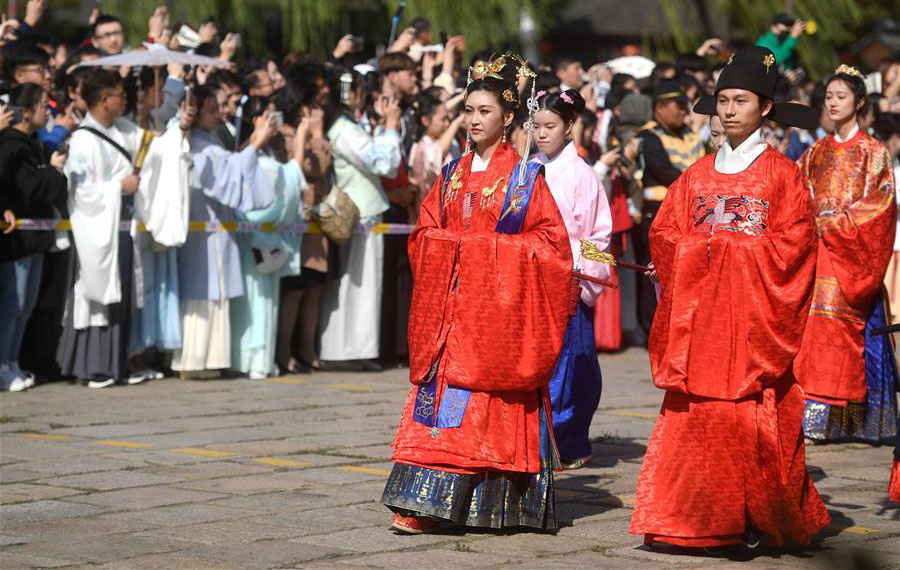 عرض الأزياء التقليدية الصينية تقام في قرية قديمة بشرقي الصين