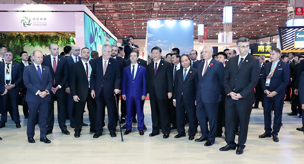 شي وقادة أجانب يتجولون بمعرض الصين الدولي للاستيراد