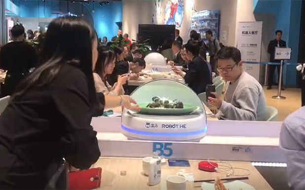 معرض الصين للواردات: مطعم روبوتي