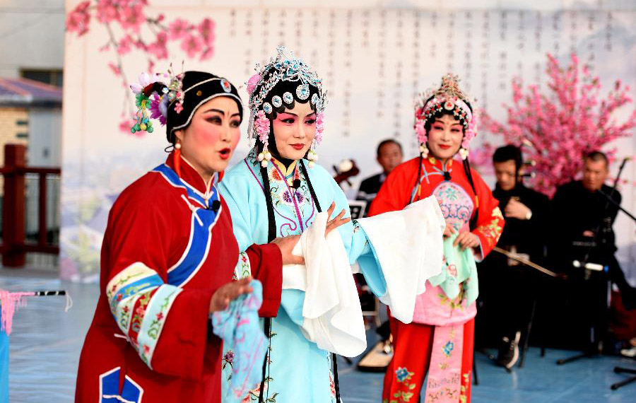 مسرحية "ليو تشين"الصينية التقليدية تعرض في القرية