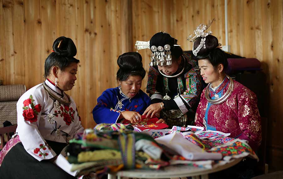 أعمال التطريز تساعد على زيادة دخل السكان المحليين في مقاطعة قويتشو الصينية