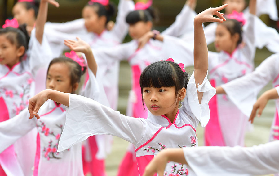 الثقافة الصينية التقليدية في حرم المدرسة في محافظة رونغآن بمنطقة قوانغشي الذاتية الحكم لقومية تشوانغ