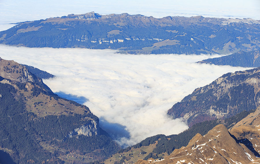 بحر الغيوم بالقرب من يونغفراو في سويسرا