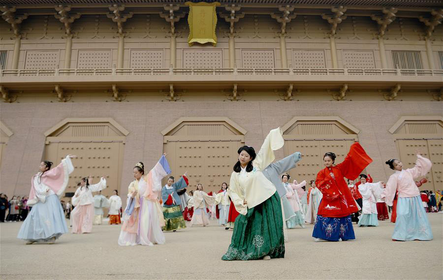 موكب لعرض الأزياء الصينية التقليدية في مدينة شيآن