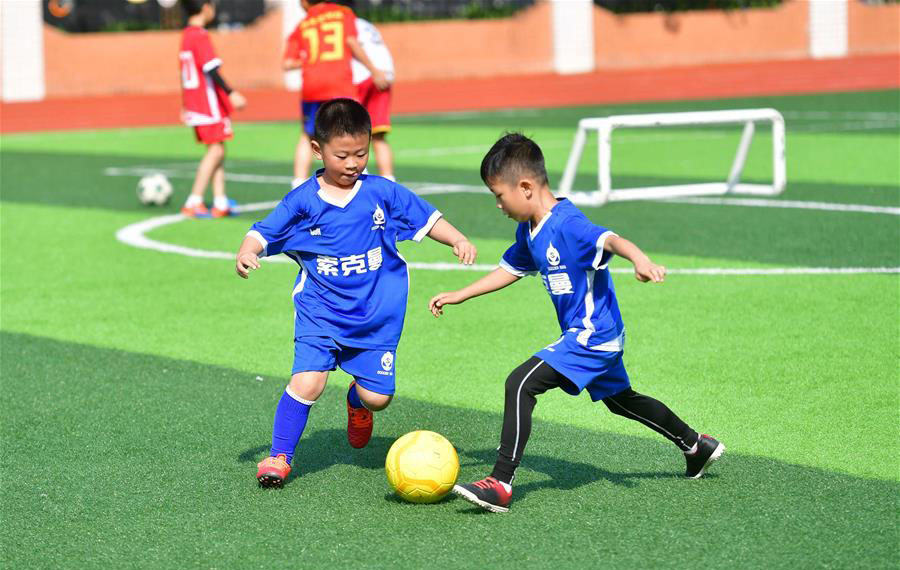 رياضة كرة القدم تساعد على تقوية أجسام الأطفال في قوانغشي