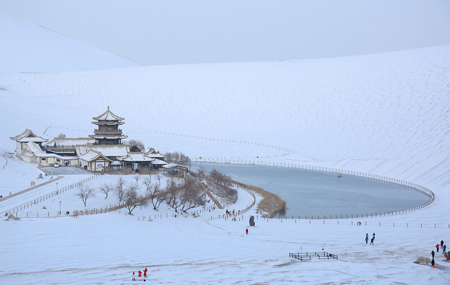 مناظر طبيعية لفصل الشتاء في مدينة دونهوانغ بمقاطعة قانسو بشمال غربي الصين