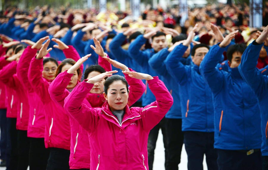 مواطنين يشاركون في ممارسة "وو تشين شى" الرياضة الصينية لتمارين اللياقة البدنية في هاوتشو بمقاطعة آنهوي