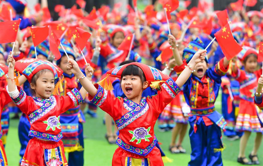 عرض ثقافي رائع في مدرسة ابتدائية في منطقة قوانغشي ذاتية الحكم لقومية تشوانغ