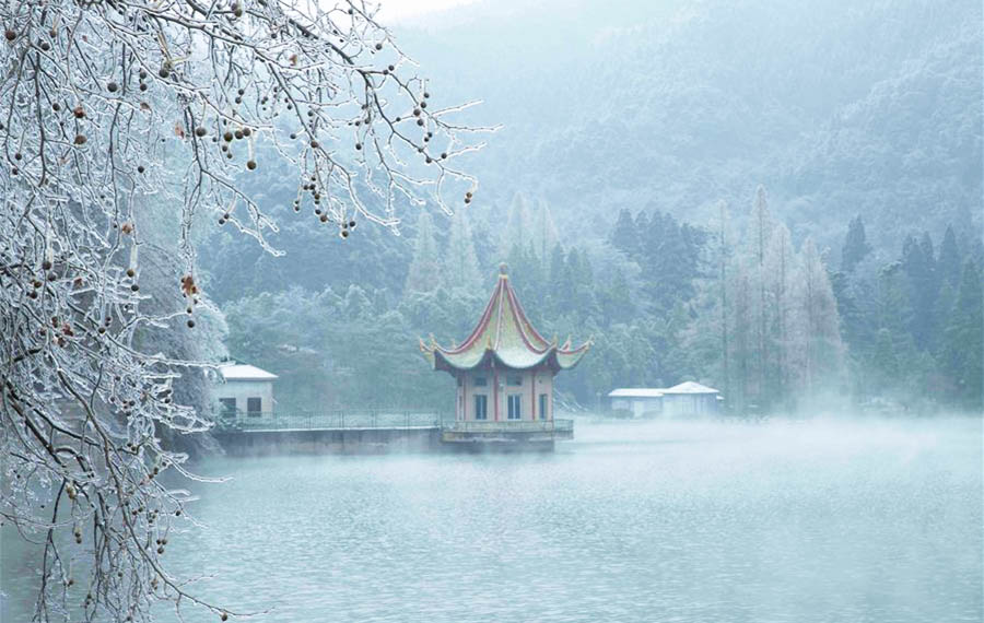 جبل لوشان في مقاطعة جيانغشي يستقبل تساقط الثلج