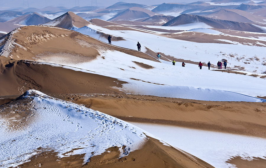مشهد الثلوج في الصحراء يجتذب السياح في شمال غربي الصين
