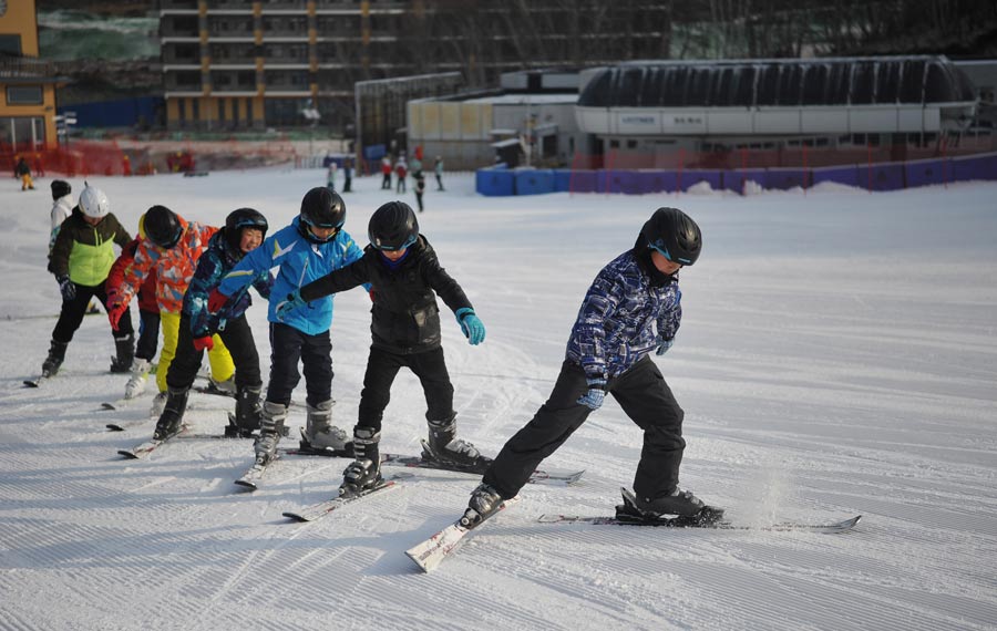 الطلاب يتمتعون بدروس التزحلق على الثلوج في ملعب التزلج بمحافظة تشونغلي بمقاطعة خبي