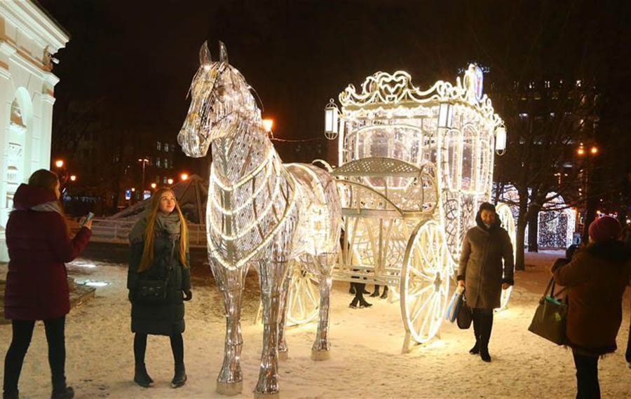 المصابيح المضيئة الملونة تُعرض في مينسك عاصمة بيلاروسيا لاستقبال العام الجديد