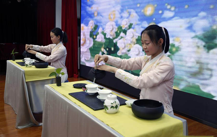 أنشطة ممتعة بموضوع ثقافة الشاي في بكين