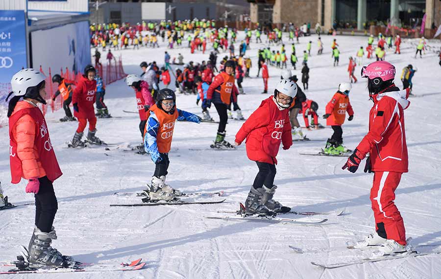 مليون طالب يتزحلقون على الثلج في مدينة جيلين بشمال شرقي الصين