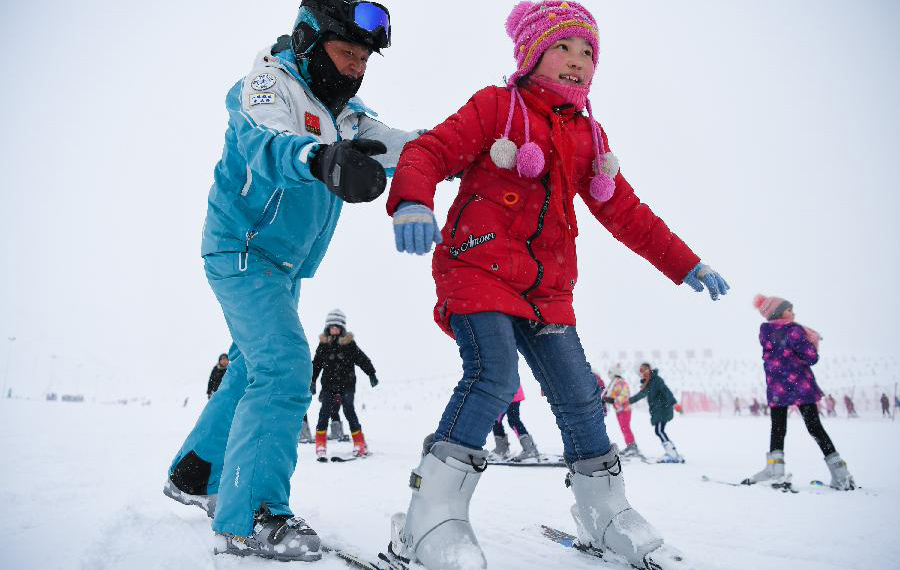التلاميذ والطلاب في مدينة ألتاي بشينجيانغ يتلقون تدريبات التزلج على الثلج