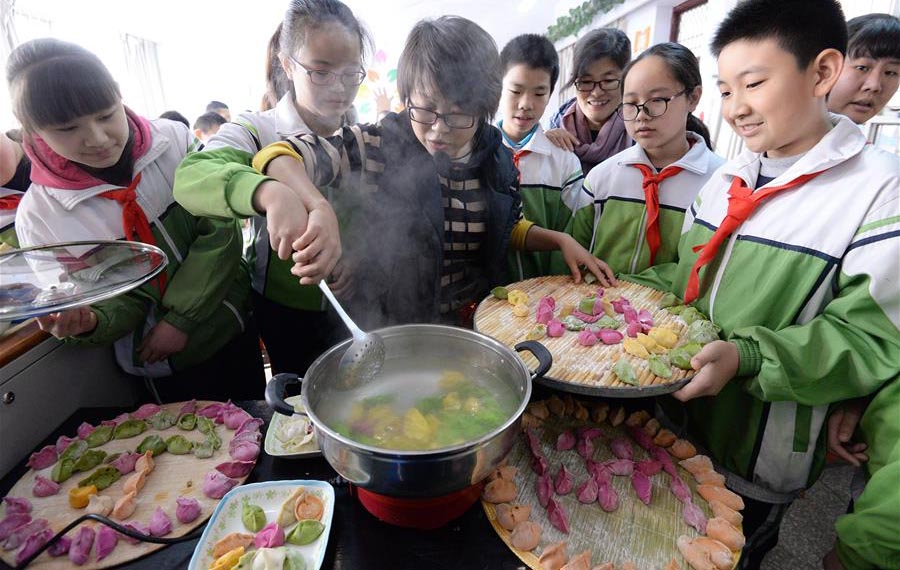 صينيون يأكلون جياوتسي لاحتفال الانقلاب الشتوى