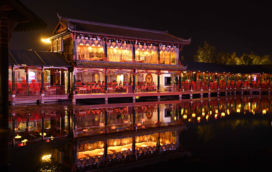 مناظر ليلية للبلدة القديمة في ولاية تشوشيونغ الذاتية الحكم لقومية يى بمقاطعة يوننان بجنوب غربي الصين