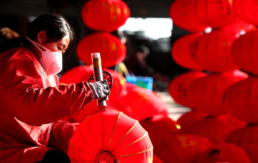 صنع فوانيس تقليدية لاستقبال رأس السنة الجديدة في شمالي الصين