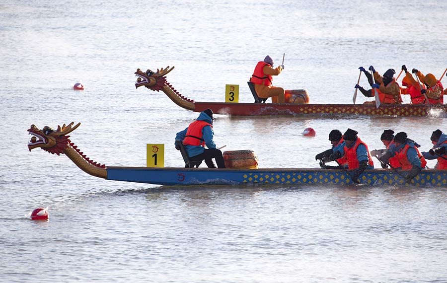 سباق قوارب التنين في مدينة جيلين بمقاطعة جيلين بشمال شرقي الصين