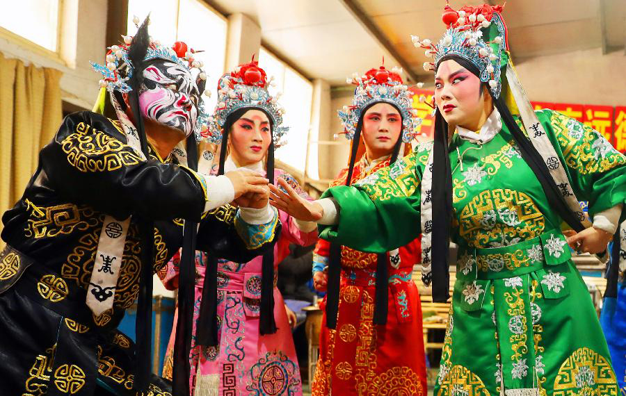 تحضير مسرحية "جين" الصينية استعدادا لاستقبال العام الجديد