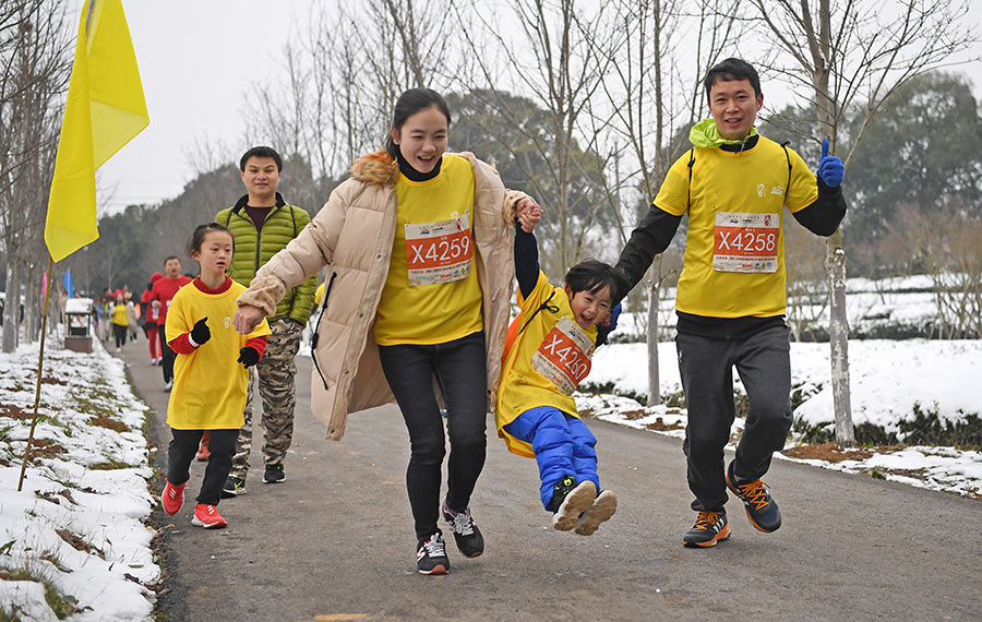 انطلاق سباق نصف ماراثون الدولي في محافظة نانتشانغ بمقاطعة جيانغشي