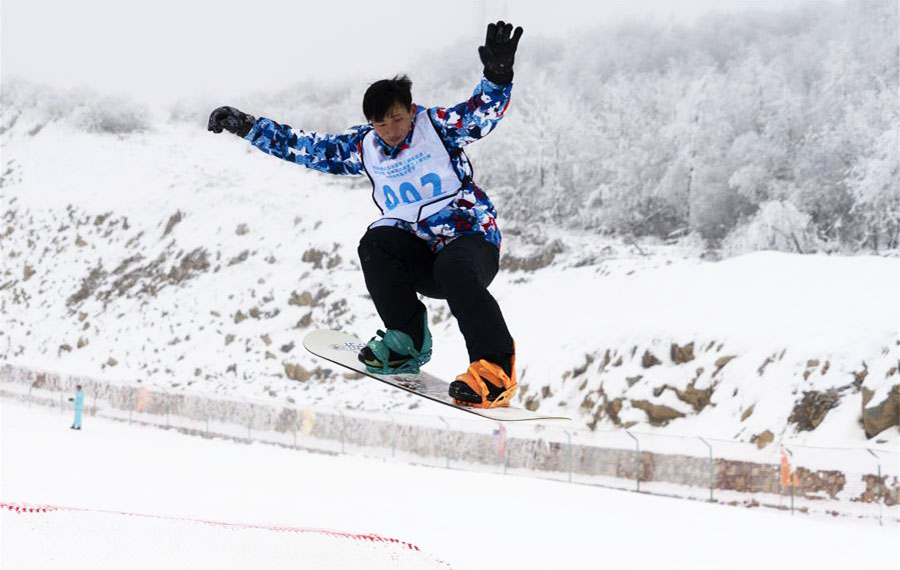 متعة في منتجع للتزلج في وسط الصين