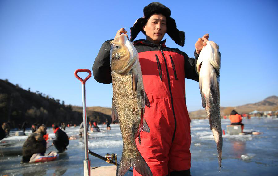 هواة صيد السمك على سطح نهر مجمد في مقاطعة خبي بشمالي الصين