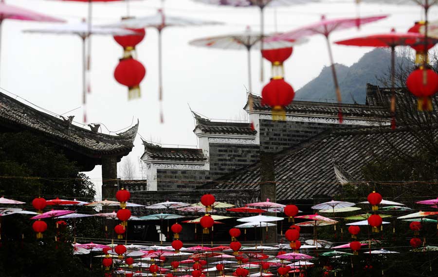 زخارف المهرجان تتزين لاستقبال السنة القمرية الصينية الجديدة