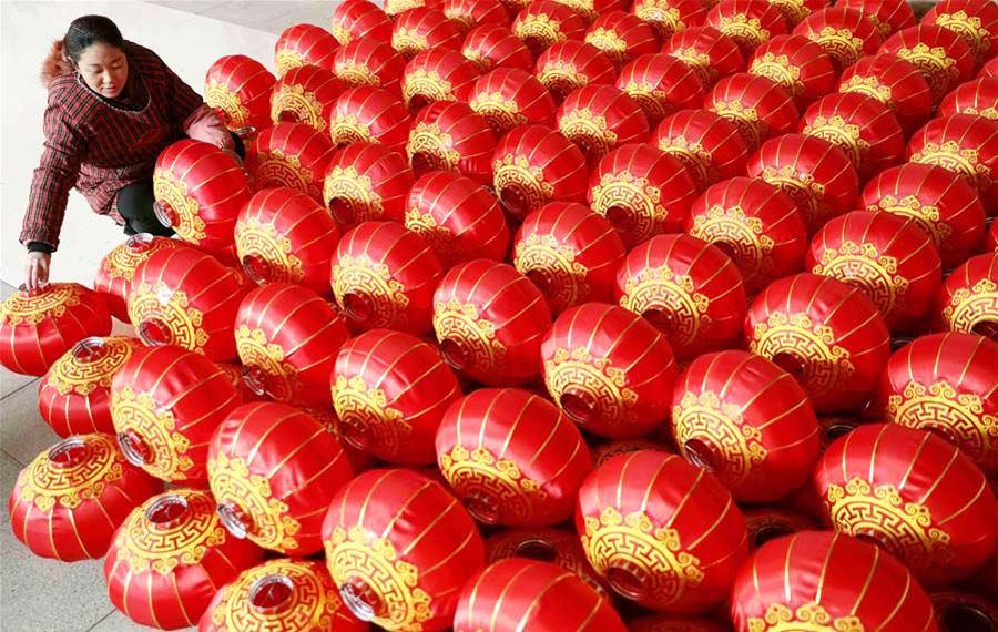 إسراع إلى صنع فوانيس تقليدية لاستقبال عيد الربيع في شمالي الصين