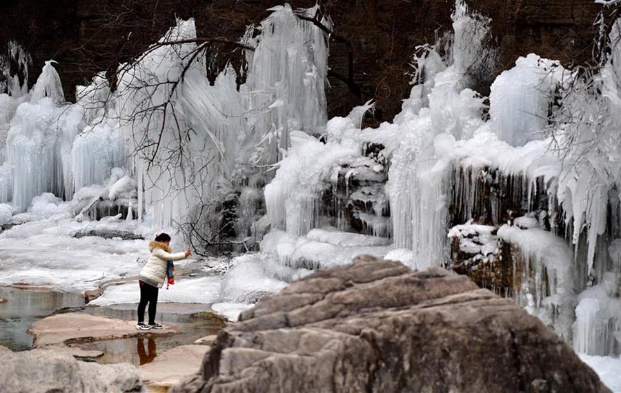 شلال جليدي في وسط الصين