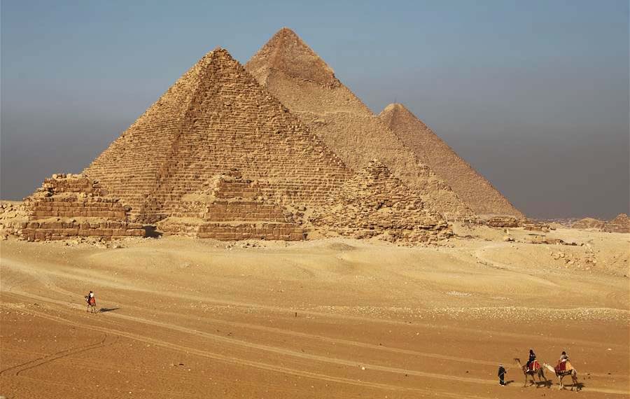 التمتع بروعة الأهرامات في الجيزة بمصر