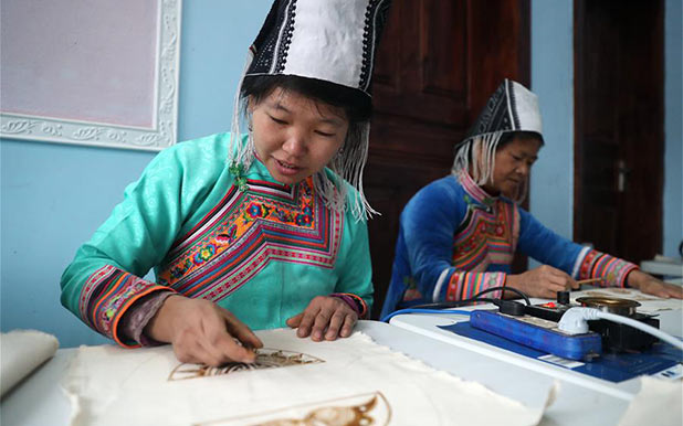 صناعة الحرف اليدوية التقليدية تزيد دخل النساء من أفراد مجموعة مياو العرقية