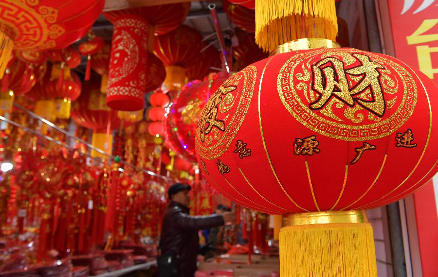 المدنيون يشترون زينات تقليدية صينية في السوق لاستقبال عيد الربيع
