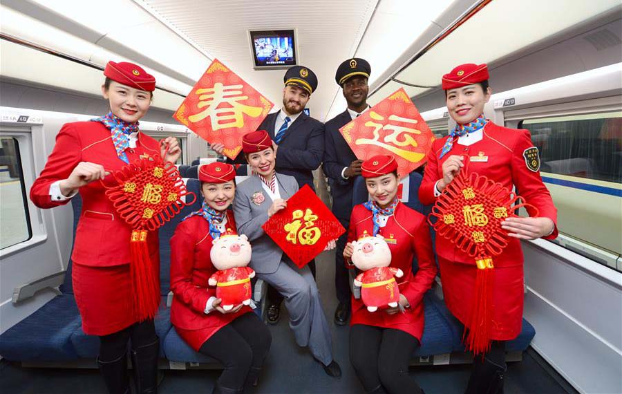 متطوعون أجانب يشاركون في خدمة الركاب بموسم السفر "تشونيون"