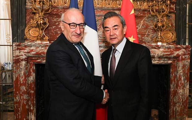 وزير الخارجية الصيني : الصين وفرنسا مستعدتان لتعزيز العلاقات بشكل مطرد