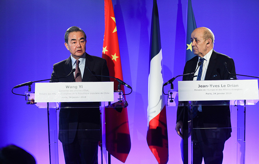 وزير الخارجية الصيني يقول إن تنمية العلاقات الصينية-الفرنسية "باهرة"