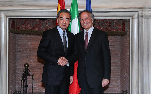 وزيرا خارجية الصين وإيطاليا يتعهدان بتعاون أوثق بين البلدين