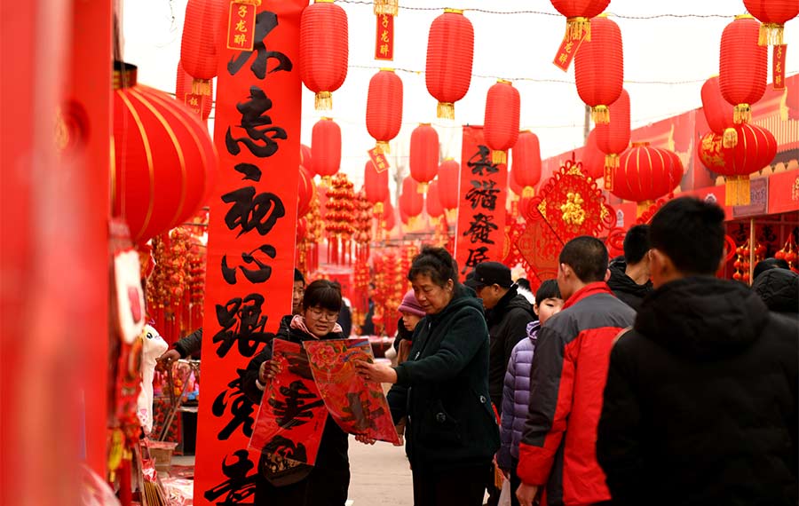 ازدهار سوق لبضائع خاصة بعيد الربيع في أنحاء الصين