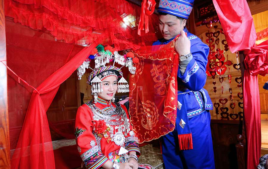حفل زفاف لقومية مياو بوسط الصين