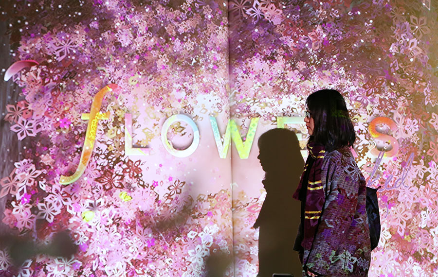 زيارة معرض فني رقمي للاستمتاع بجمال الزهور في طوكيو