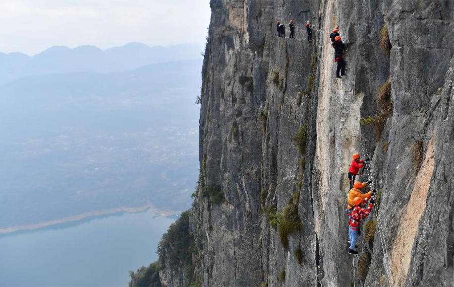 سياح يتسلقون الصخور في أنشي بمقاطعة هوبي الصينية