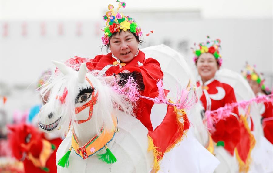 عروض الرقص الشعبي التقليدي تقام في مقاطعة جيانغسو لاستقبال عيد الفوانيس