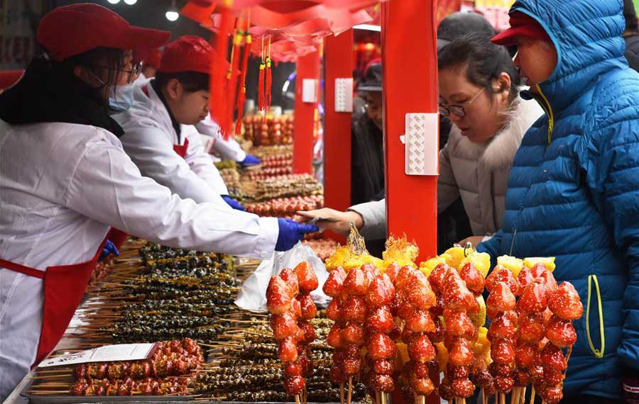 افتتاح مهرجان كرة السكر التقليدي في مدينة تشينغداو